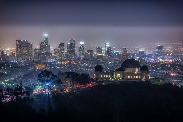 Observatorio en el fondo de una hermosa ciudad nocturna