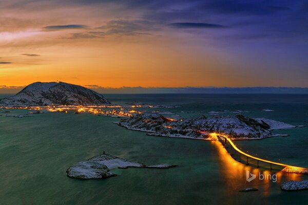 Puente en Noruega al atardecer