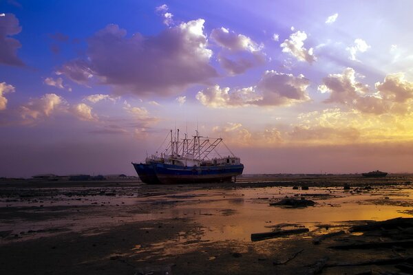 The ship is stranded in the clouds of sunset