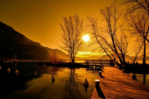 Pont de paysage sur le lac au coucher du soleil
