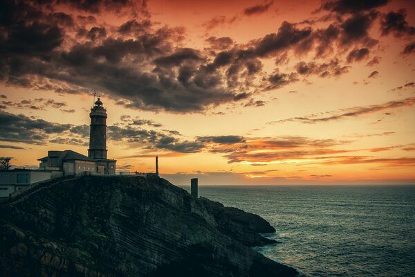 Phare sur le rocher. Matin à la mer