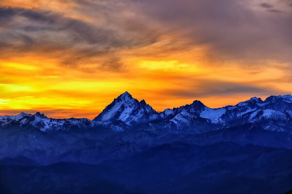 Montagnes sur fond de coucher de soleil de feu