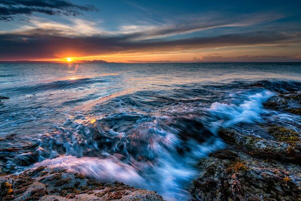 Puesta de sol en el horizonte de un mar burbujeante