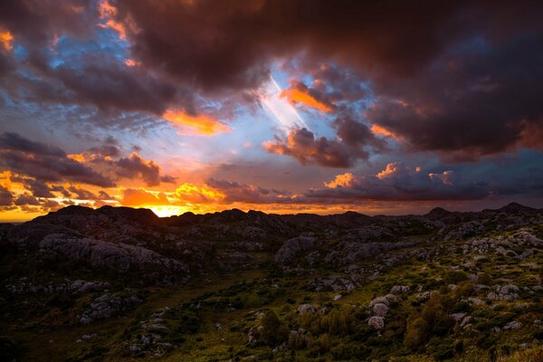 Lots of boulders at dawn in the mountains