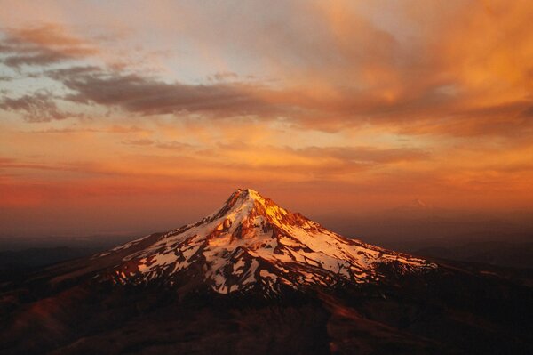 The peak of Mount Hood volcano in Oregon