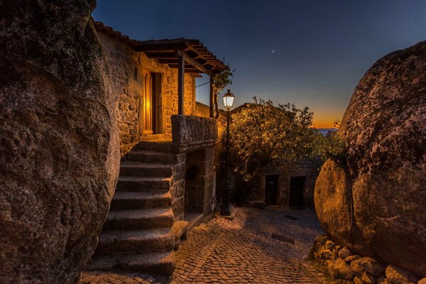 Casa su una stretta strada di pietra