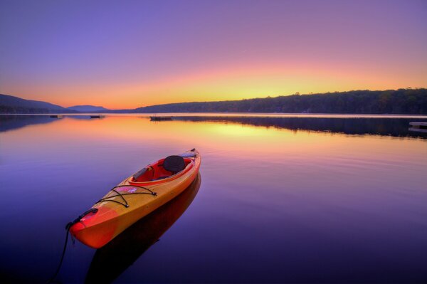 Kayak all alba su un fiume calmo