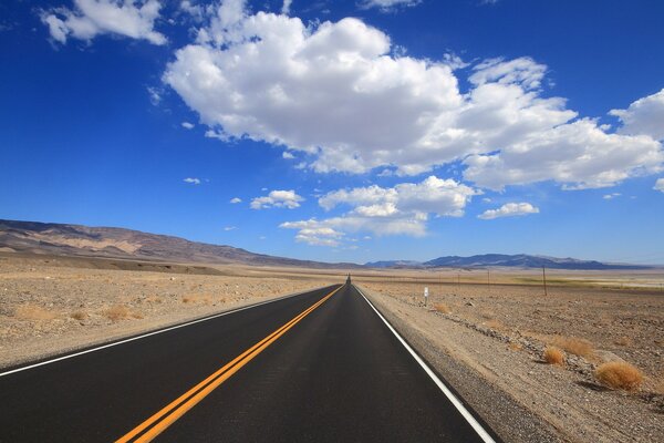 Beau ciel sur la route