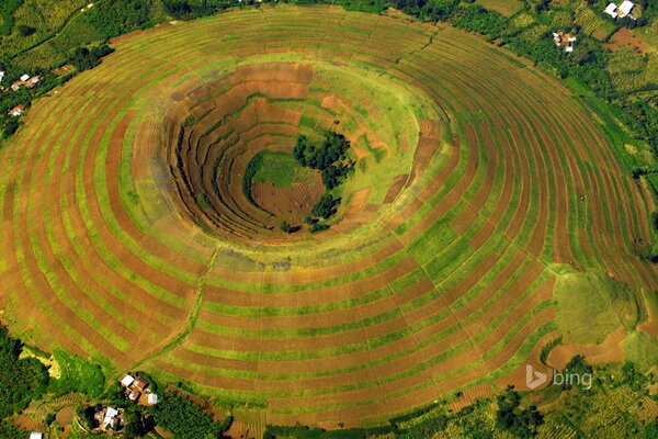 Casas alrededor de un volcán inusual en Uganda