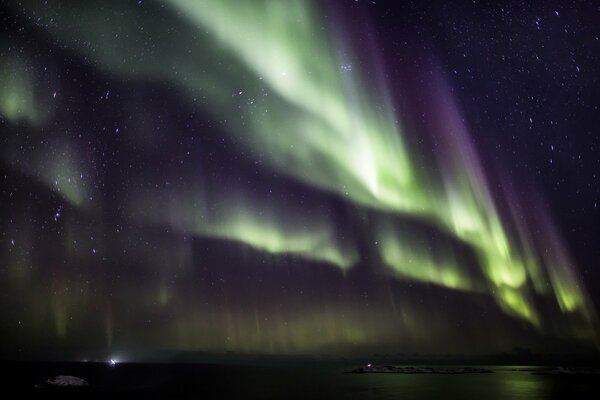 Herrliche Nordlichter im Nachthimmel