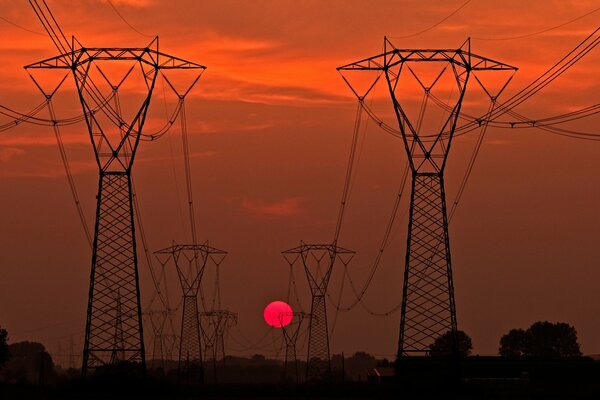 Sagome di linee elettriche al tramonto