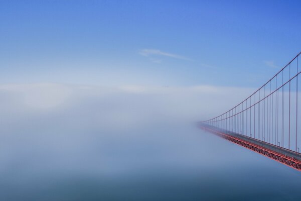 Forte nebbia sul ponte verso il nulla
