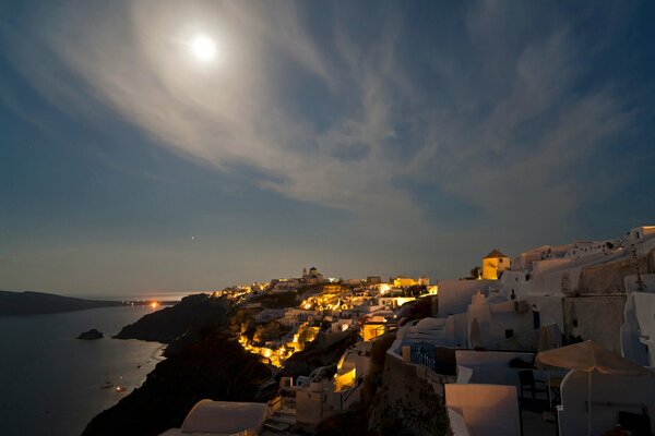 Noche Grecia cielo nublado