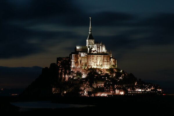 Il Castello di Mont Saint-Michel nell illuminazione notturna