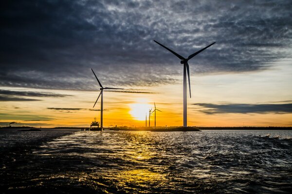 Windmühlen im Morgengrauen in Oulu