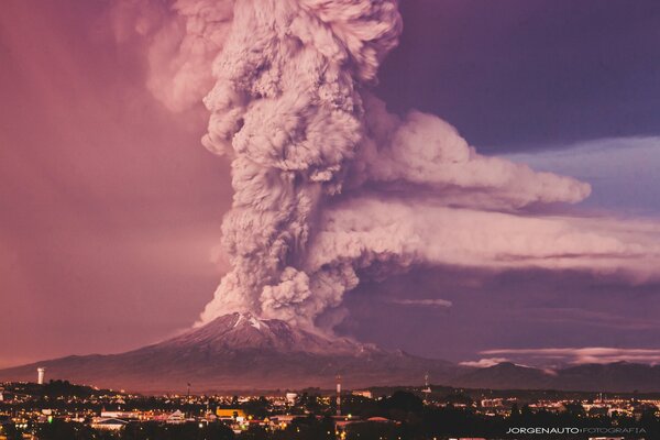 Erupcja aktywnego wulkanu w Chile