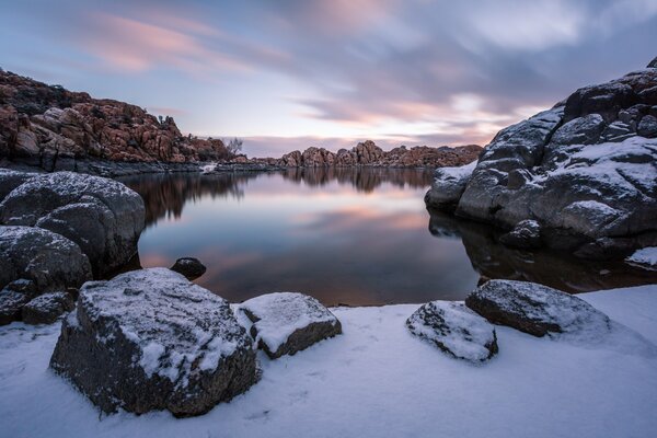 Lago en invierno con un hermoso cielo