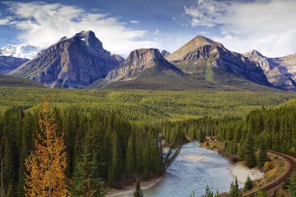 Parque nacional Banff en otoño, carretera y bosque