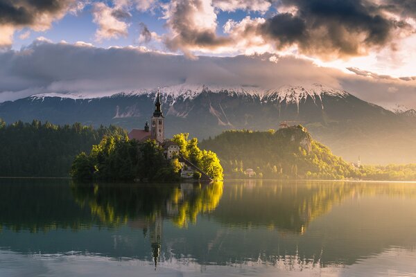 Słowenia, Na jeziorze Bled widać góry, chmury