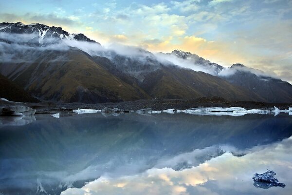 Le montagne del Lago Tasman sono così simili agli iceberg