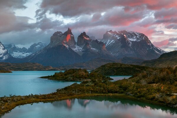 Hermosa puesta de sol junto al río en las montañas