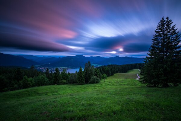 Romantischer Himmel in den bayerischen Alpen