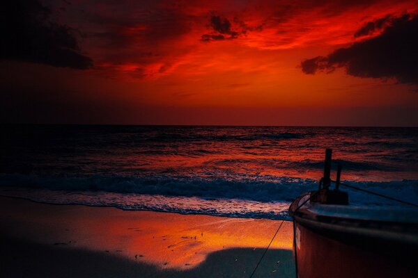 Noche en un barco junto al mar