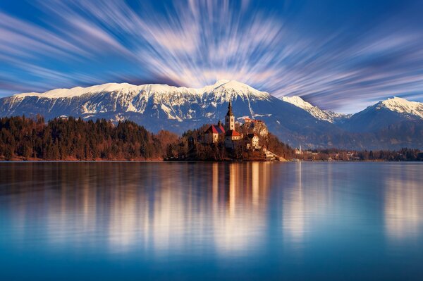 Naturaleza De Eslovenia. Templo con fondo de montañas, bosques y lagos