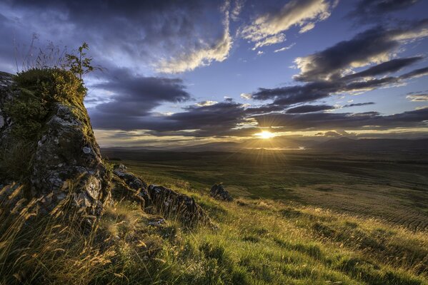 Sonnenuntergang in Schottland mit Wolken am Nachmittag