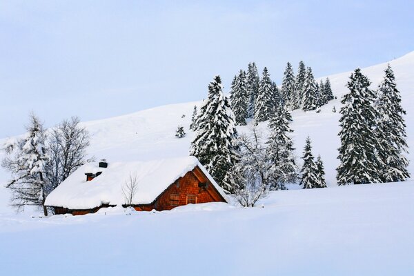 Paisaje invernal en Niza. Colinas cubiertas de nieve y casa