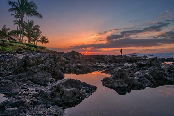 Coucher de soleil sur fond de plage rocheuse