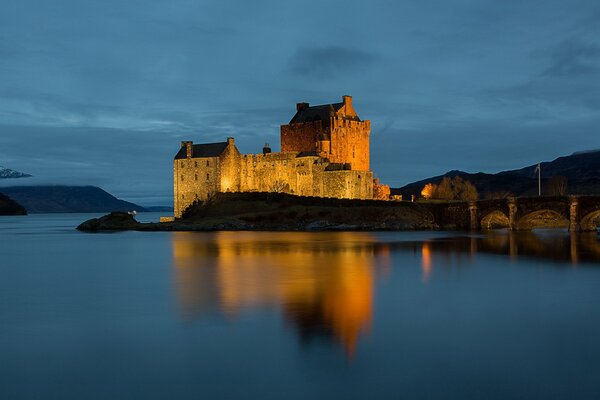 Éclairage du soir du château sur le lac