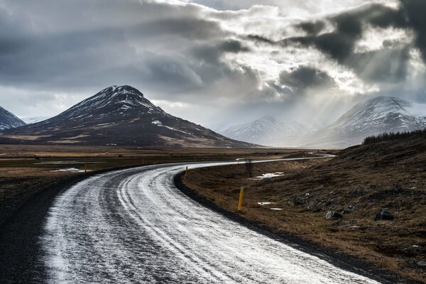 Paysage de route dans les montagnes enneigées