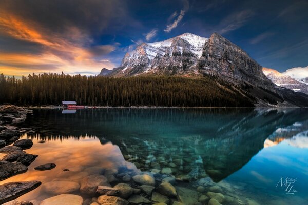 Lac Louise au Canada avec vue sur les montagnes