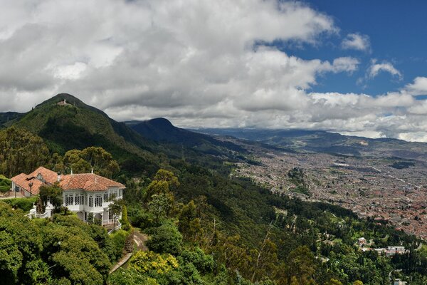 Paesaggio villa nelle montagne della Colombia