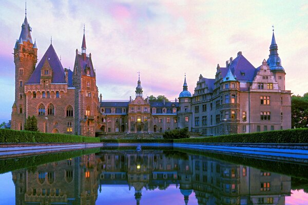 Château de moshnensky derrière l étang. Beau palais