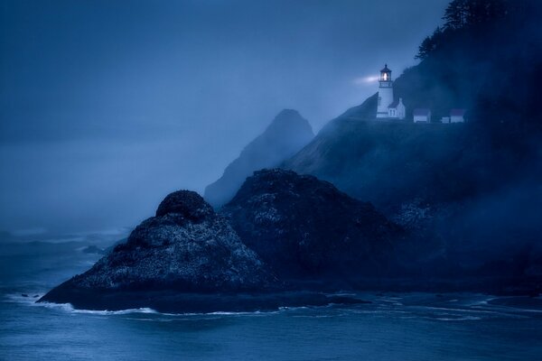 Faro de Heset en una roca en el océano