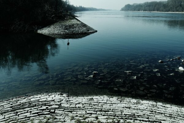 La surface de l eau au milieu de la forêt et de la pierre de serrure