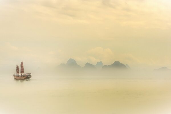 Navire navigue sur la mer dans le brouillard