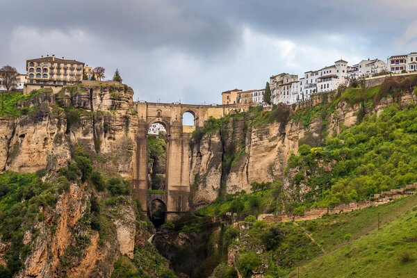 Rocas en España ronda contra el cielo