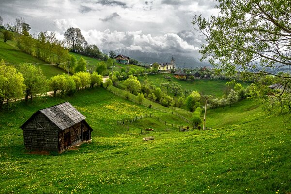 Petite maison dans un paysage verdoyant