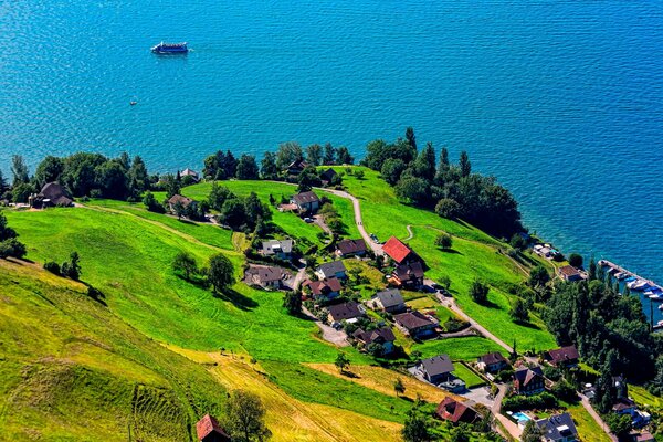 Kleines Dorf am See