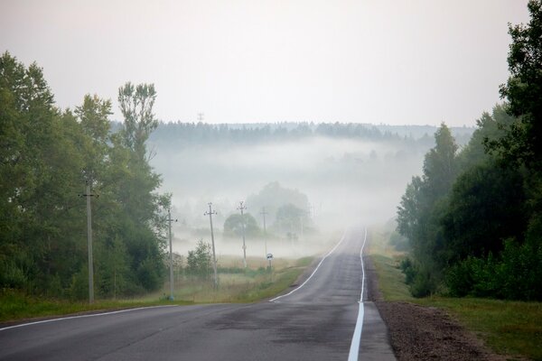 Abendlicher Dunst. Straße im Nebel