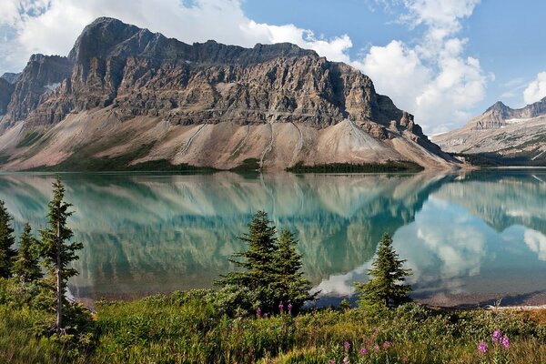 Naturaleza junto a un lago de montaña en Canadá