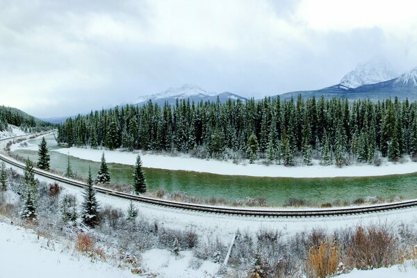 Chemin de fer le long de la rivière au Canada en hiver