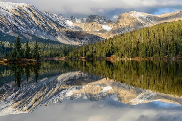 Paisaje de picos indios sobre el lago