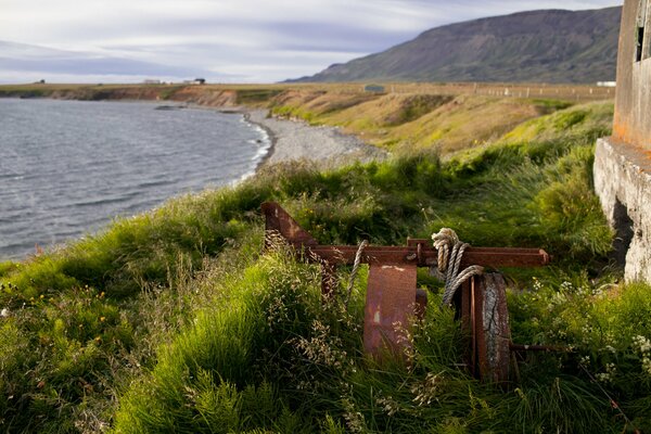 Islande, au bord de la mer fer attaché avec une corde