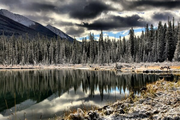 Paisaje de lago y montaña con reflexión