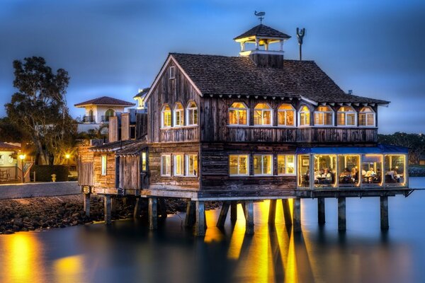 Casa en la costa del mar con muchas ventanas