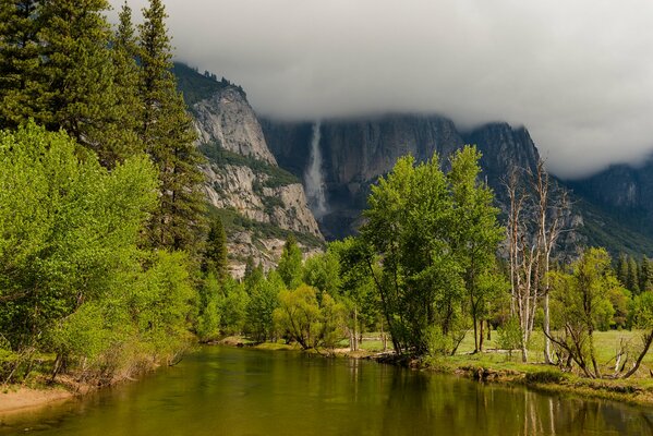 Водопад с горы на берегу озера